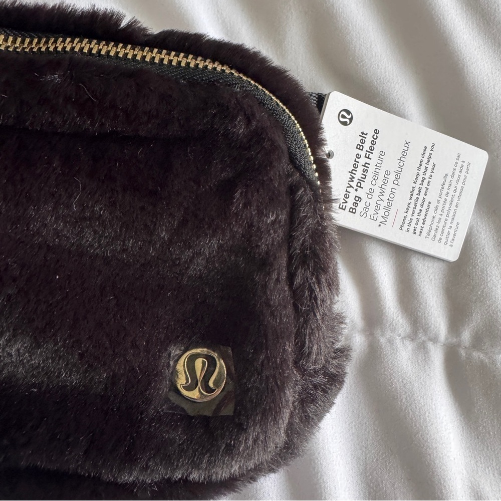 ๐๐ค Lululemon Everywhere Belt Bag Plush Fleece - Black Gold - Picture 4 of 6